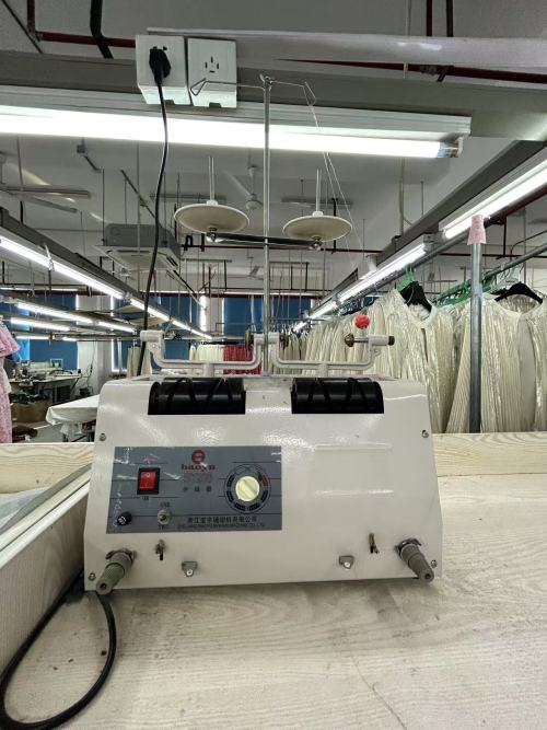 Hangzhou Meitong Garment Design Co Ltd lanza una nueva y elegante camisola de encaje negro para enriquecer las versátiles opciones de vestuario diario