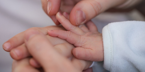 Декодиране на бебешка урина: Разбиране на мокри памперси, модели на уриниране, цвят и миризма