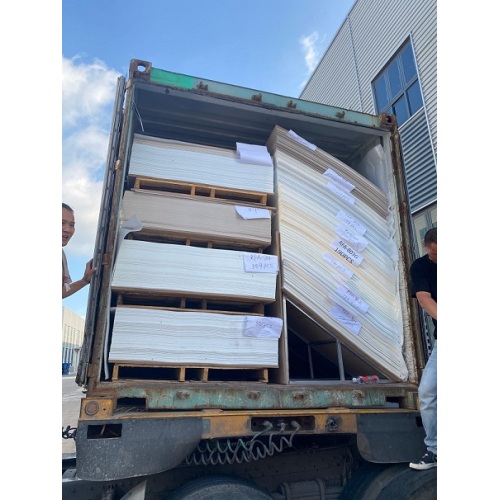 „Jiangsu Visionbon New Materials Co., Ltd.“ sėkmingas 1 mm PET dekoro lakštų, skirtų užsienio klientams, pakrovimas į konteinerį.