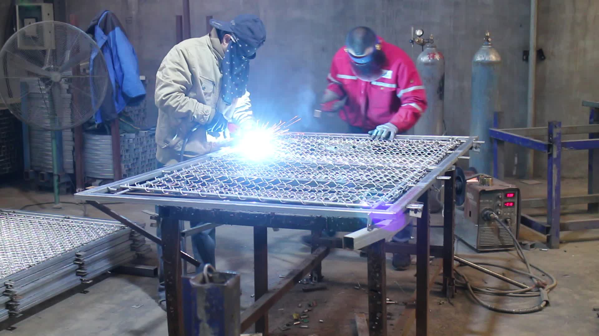 Metallzauntor mit Sicherheitsschloss im Haus und Garten1