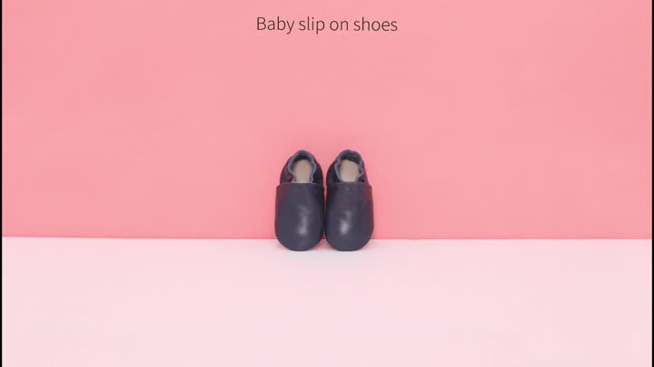 Coloque sapatos para o bebê