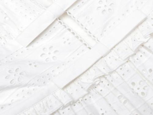 항저우 미통 의류 디자인 유한회사는 여성을 위한 우아한 화이트 코튼 브로데리 미디 드레스를 출시했습니다.