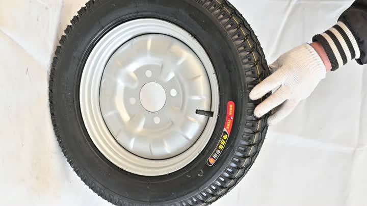 Pneu de roda superior plana