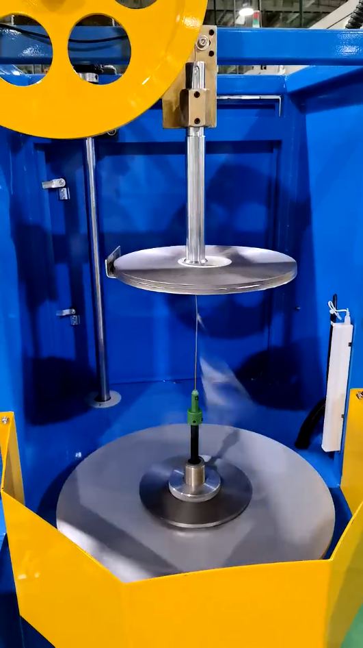 La tracción impulsada por el motor está sincronizada con la velocidad de la unidad principal, lo que garantiza una velocidad lineal estable, un paso uniforme de envoltura de papel y un amplio rango de ajuste de paso para cumplir con los requisitos de un d