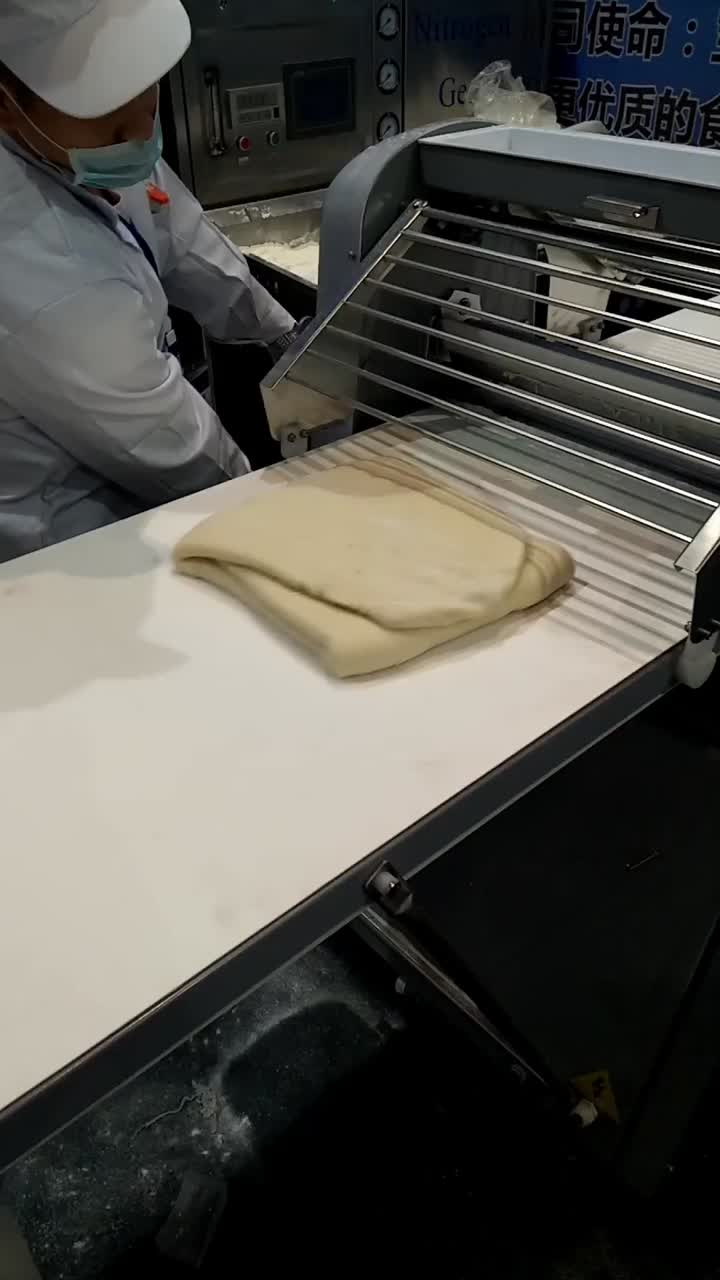 ماكينة تصفيح المعجنات