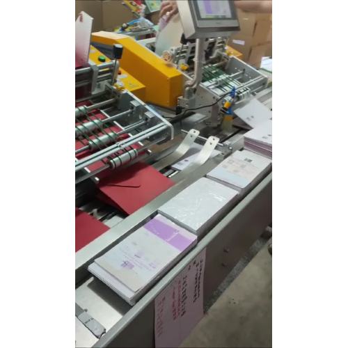 Máquina emisora ​​de tarjetas con máquina de bolsas para múltiples tarjetas de felicitación