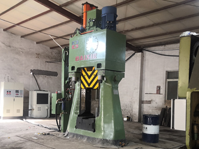 Inspección diaria del martillo de forjado totalmente hidráulico CNC