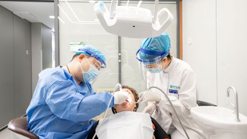 O papel da ponta do escalador dental ultrassônico na limpeza dos dentes