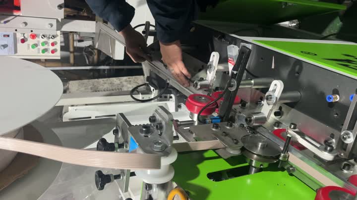 Máquina de inserção de tira de borracha