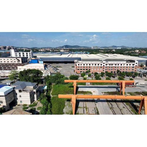 Uma vista panorâmica de uma moderna fábrica de portas e janelas de liga de alumínio em grande escala e sua atualização de capacidade