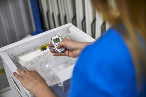 Por que as embalagens inteligentes com temperatura controlada estão se tornando o futuro da logística da cadeia de frio farmacêutica
