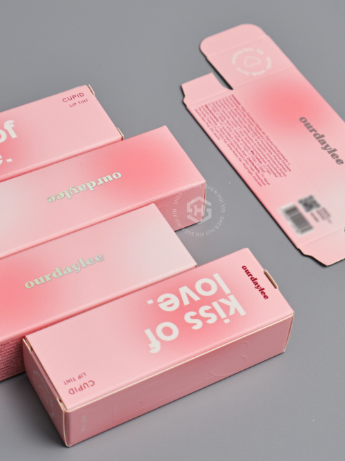 Упаковочная коробка из индивидуальной бумаги Gradient Pink: презентация продукта с оттенком для губ и щек
