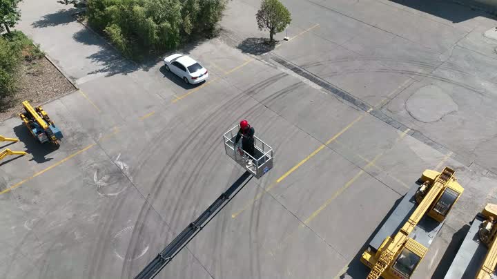 Gôndola giratória de 33 metros de altura subindo