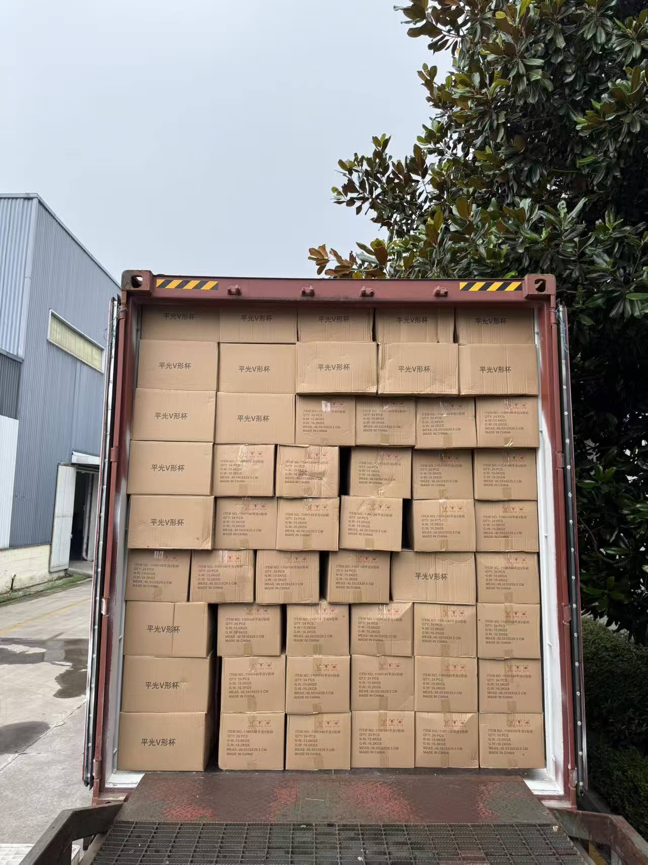 Massenweise orientalische Gläser werden verpackt und verladen.