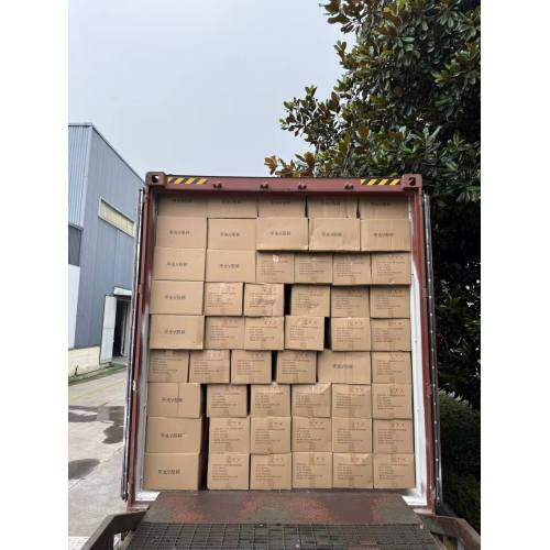 Massenweise orientalische Gläser werden verpackt und verladen.