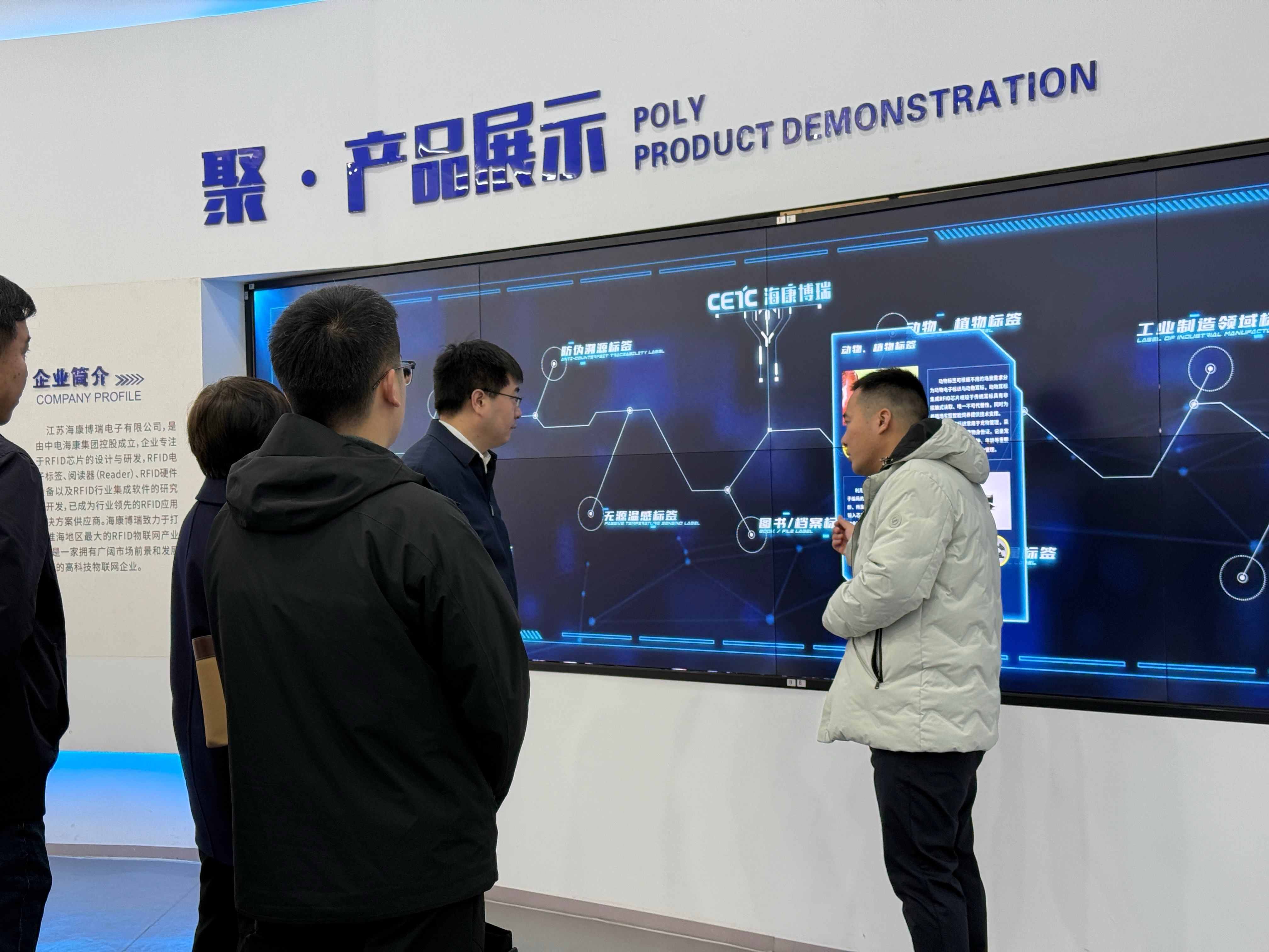 Sun Wenhua, член на постоянния комитет на Общинския партиен комитет на Xuzhou и директор на работния отдел на United Front, провежда изследвания в Haikang Bori