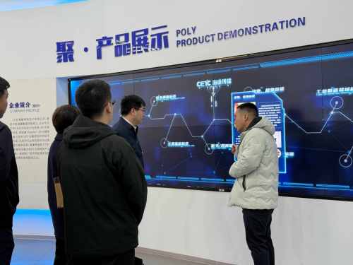 Sun Wenhua, член на постоянния комитет на Общинския партиен комитет на Xuzhou и директор на работния отдел на United Front, провежда изследвания в Haikang Bori