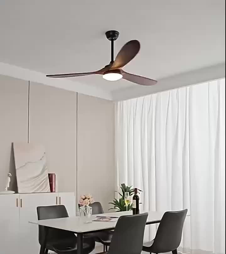 Освещенный деревянный потолочный вентилятор