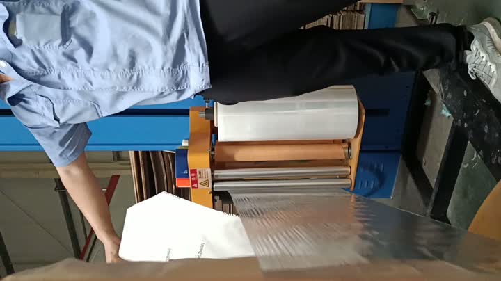 فیلم کششی پلی اتیلن در حال استفاده بر روی دستگاه