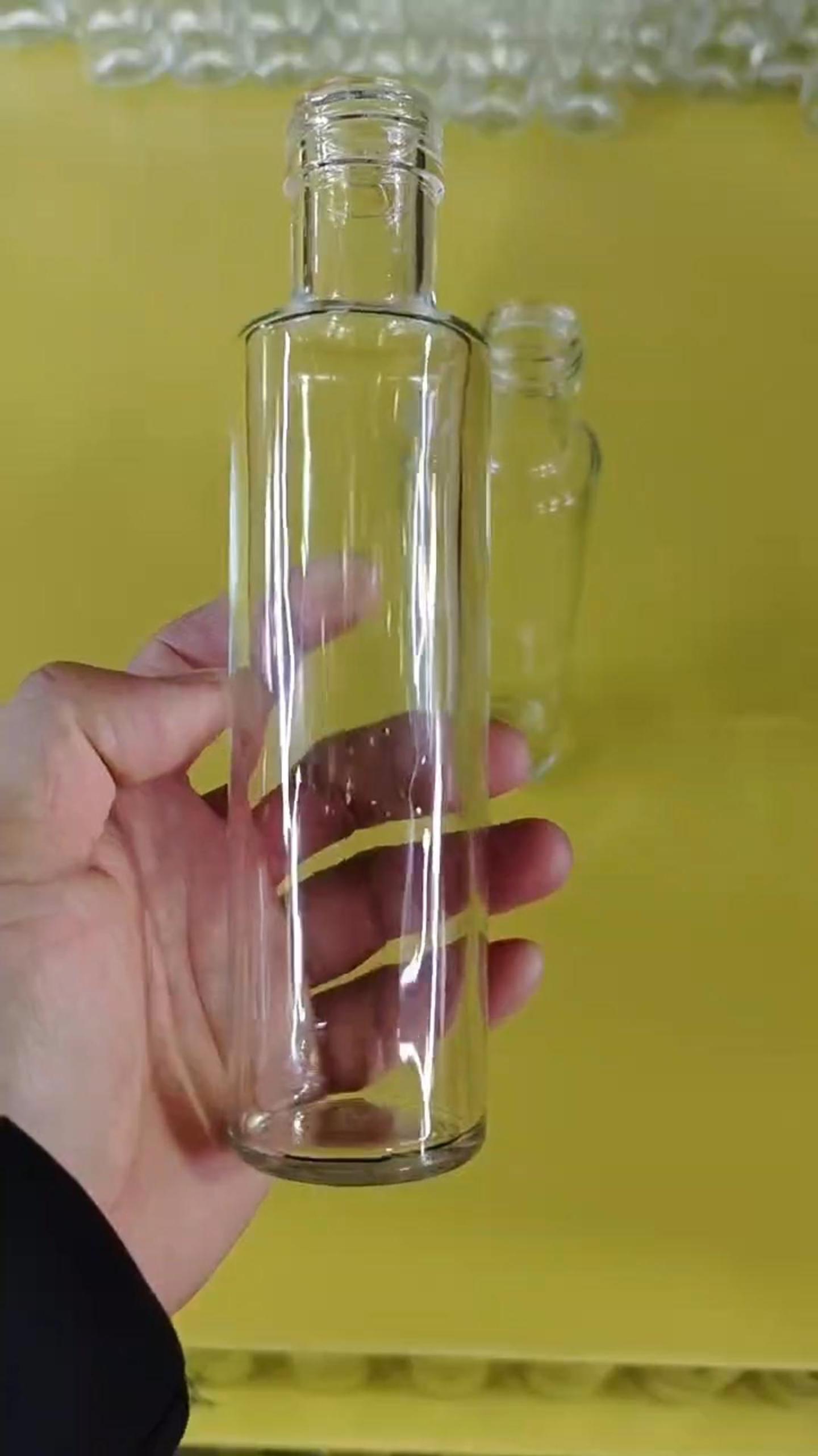 Bouteille en verre transparent élevée