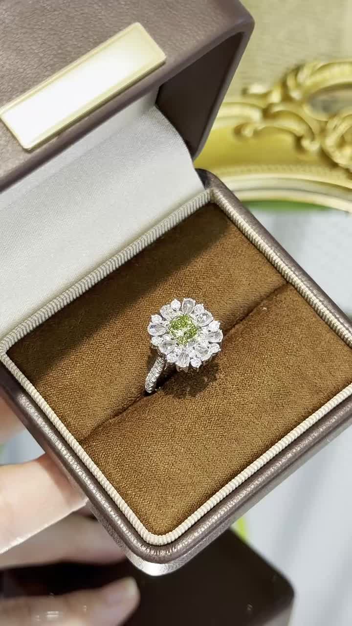 Anillo en racimo con halo de pera y diamantes de laboratorio de color ovalado