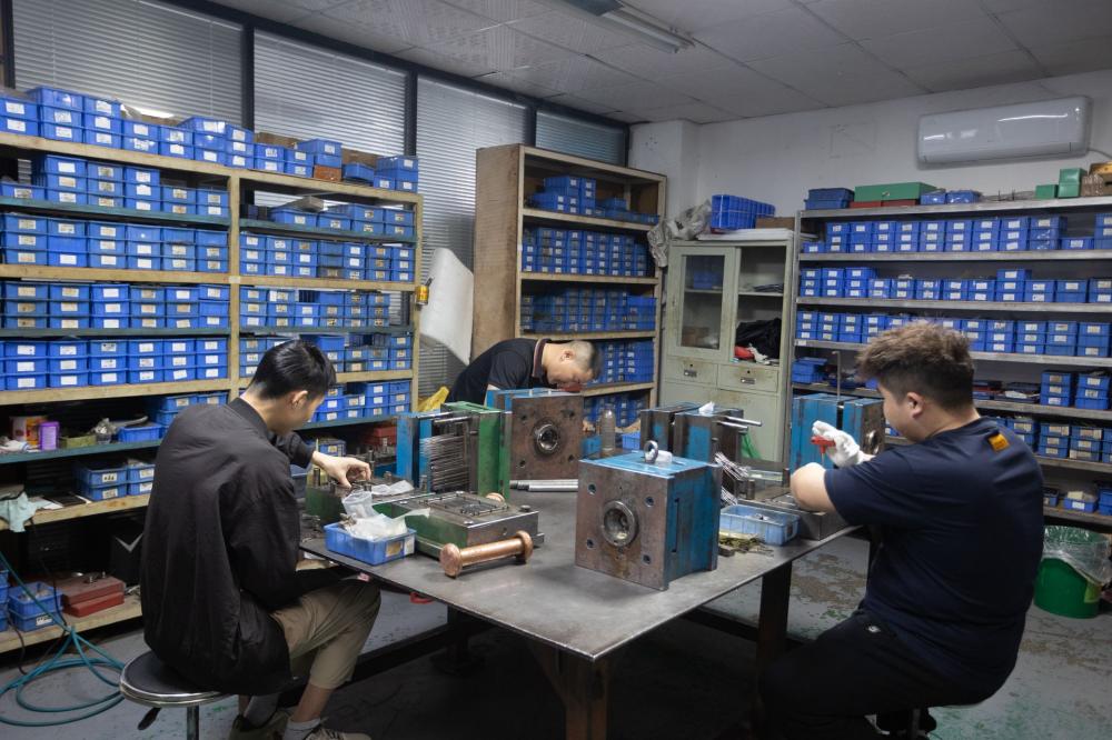 Needle arranging mold room1