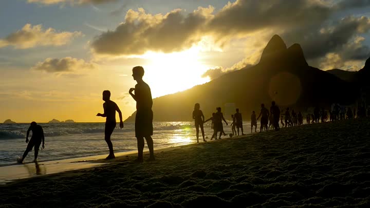 Piscina de natação inflável do futebol_video