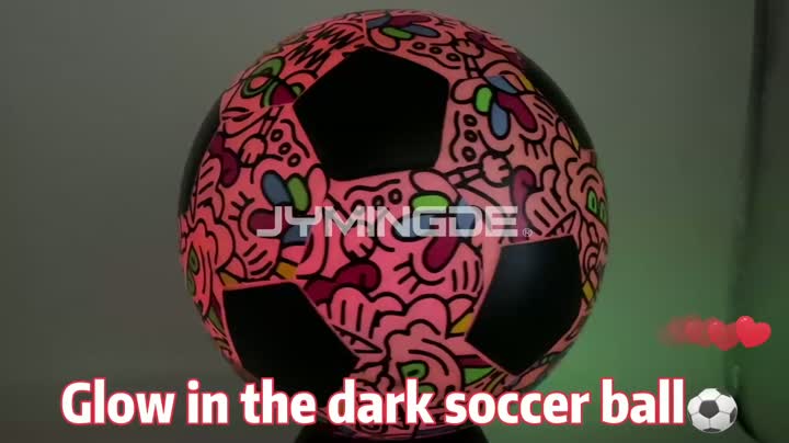 LED verlicht voetbalballen maat 5 met cartoonlogo