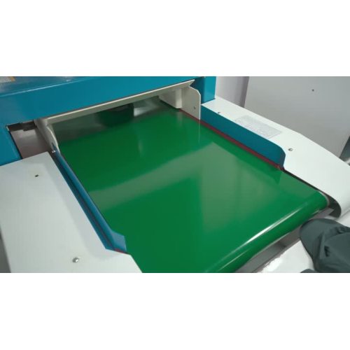 Pekerja memproduksi video