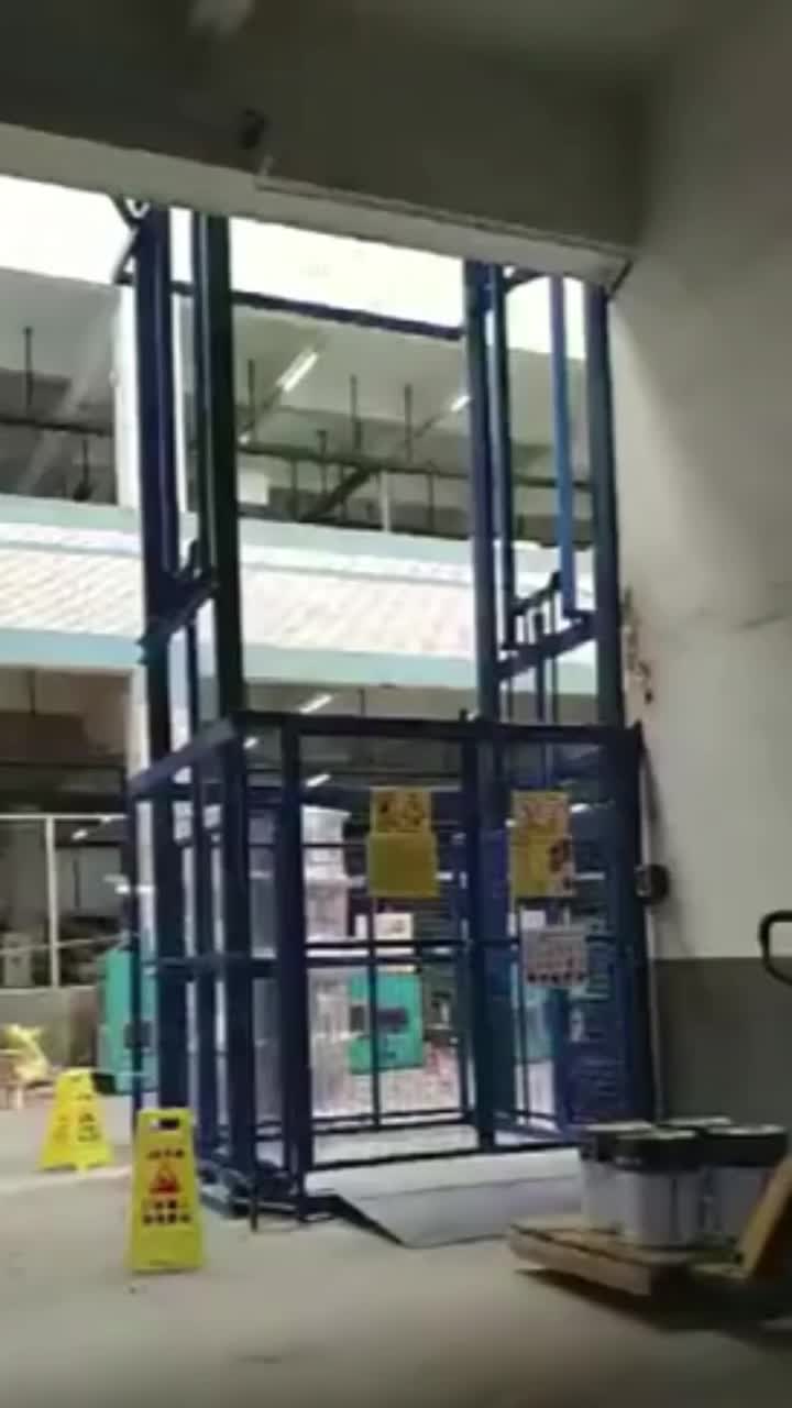 Warehouse cargo lift