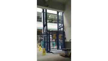 Warehouse cargo lift
