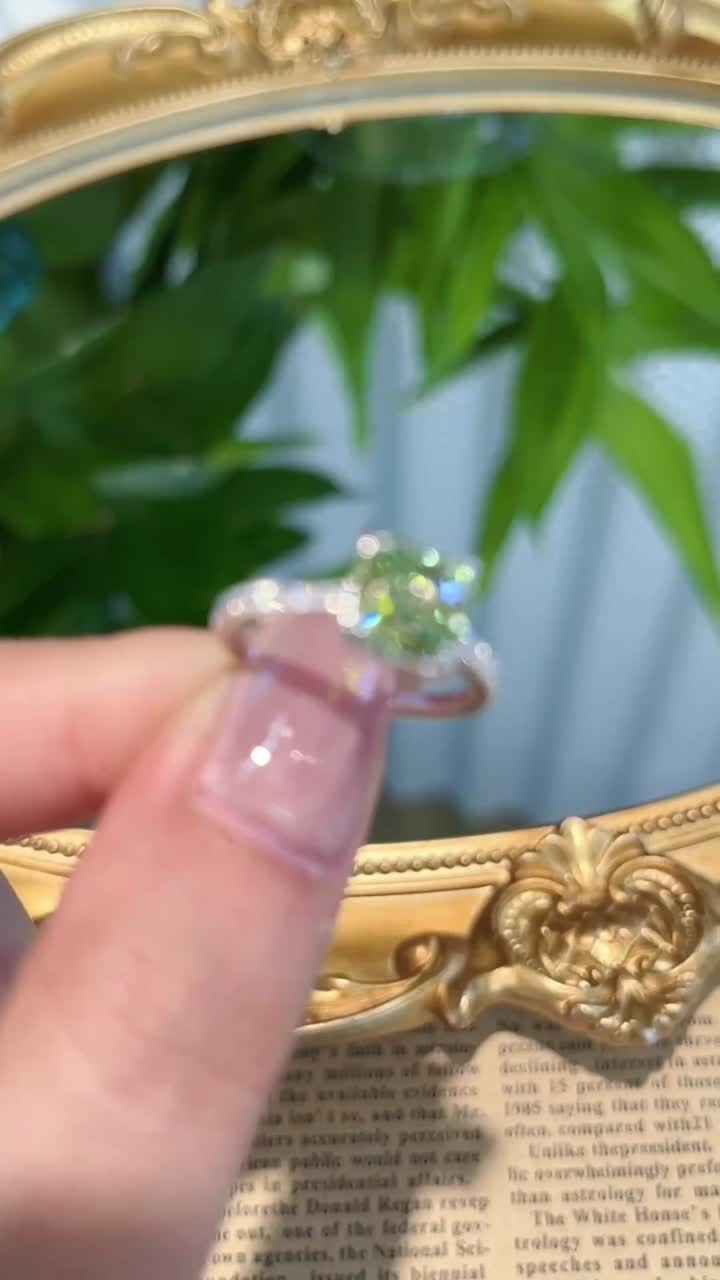 Diseño de anillo solitario de diamante de laboratorio verde de talla esmeralda