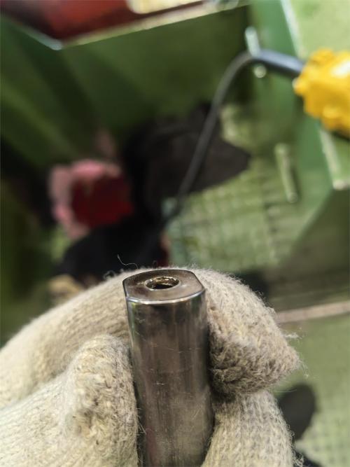 Причины и способы устранения заусенцев при снятии фасок в нестандартных отверстиях втулки