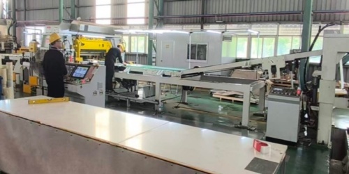 Flux de processus pour le nivellement et le revêtement de tôles d'aluminium prérevêtues
