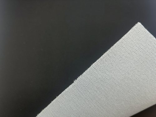 Couro automotivo bem projetado, sólido e durável, com apoio resistente a rasgos e superfície resistente a arranhões, proporcionando um toque confortável.