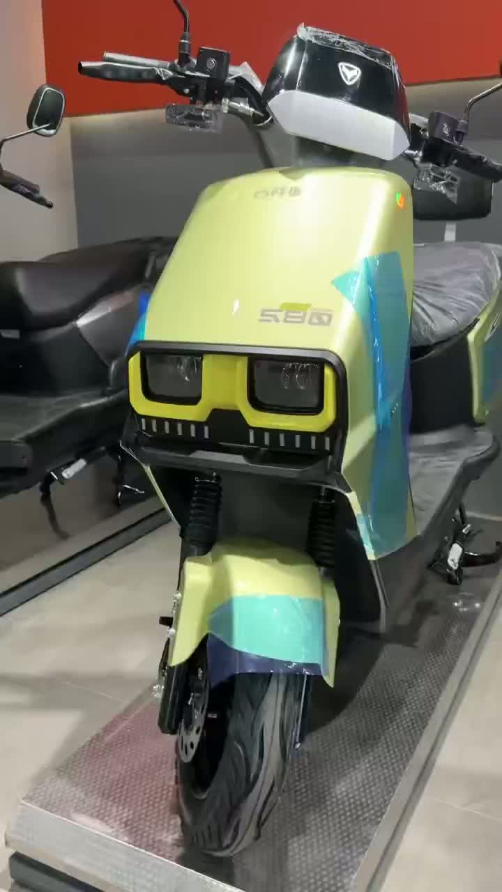 scooter eléctrico de colores brillantes