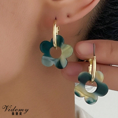 Bright and classic gradient-patterned flower stud earrings