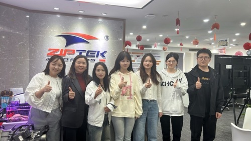 Студэнты першага курса Міжнароднай школы бізнесу 2024 г. Універсітэта міжнародных даследаванняў Сычуань наведалі Чэн Чжыхао для абмену і вучобы