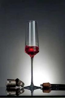 ¿Por qué las copas de champán con patas altas parecen más premium?