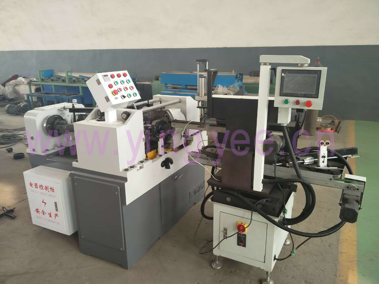 automatic feeding system for the thread rolling machine