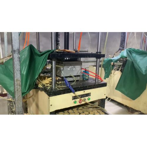 Máquina de prensagem de cera automatizada em ação