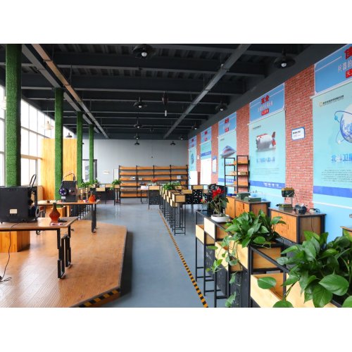 Liserve: 50 лет превращения классных комнат в зеленые гавани — от столов, наполненных растениями, до эко-циркулярного экспериментального оборудования