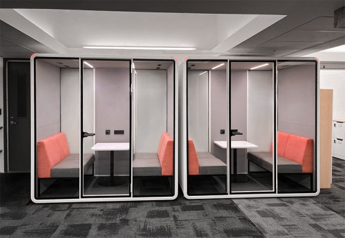 Cabines à prova de som HECOR: um espaço privado e sem ruído para negociações com clientes
