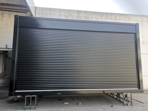 Insvalte Roller -Verschlusstür für den Container Showroom fertiggestellt