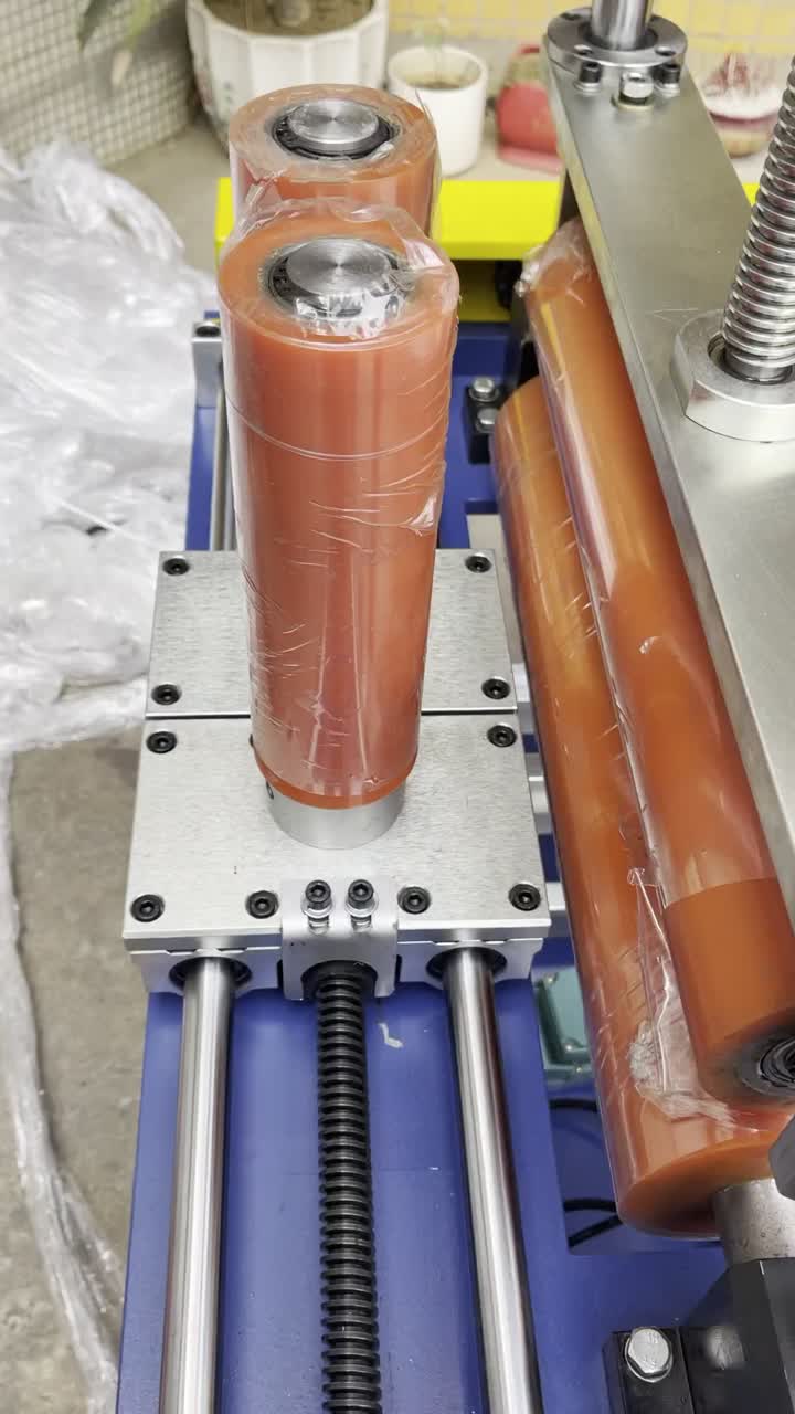 Machine à coller des films protecteurs pour l&#39;aluminium