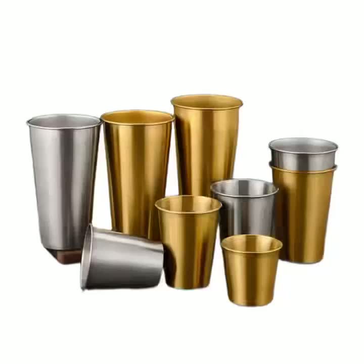 Ein Becher aus Edelstahl