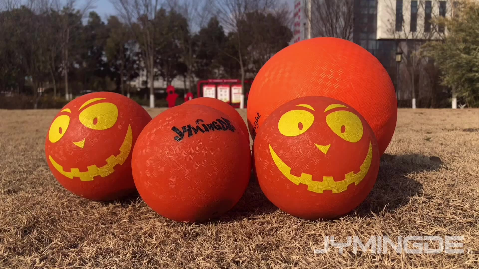 8.5 &quot;5&quot; brilla en la oscuridad luminosa goma luminosa pelota de patada de juegos para niños1