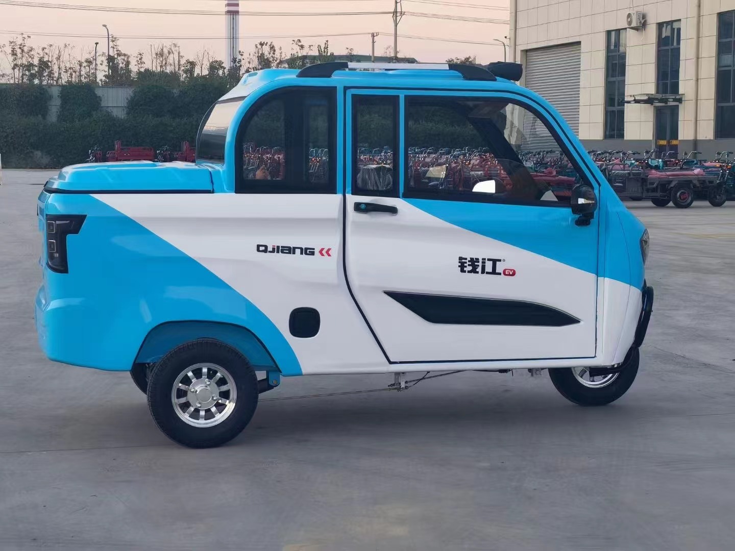 Fully enclosed electric tricycle