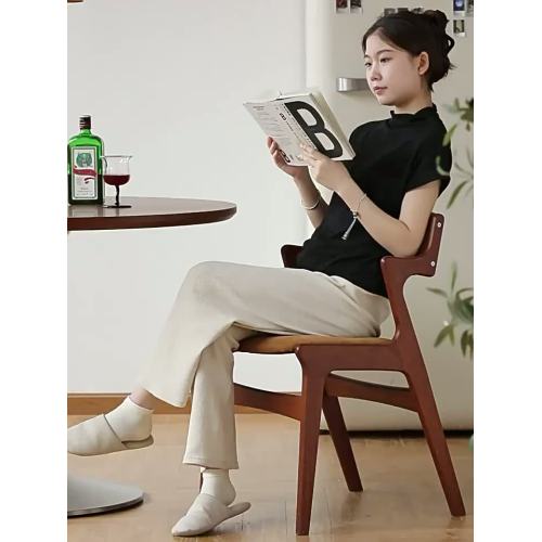 Cadeira de jantar de madeira antiga