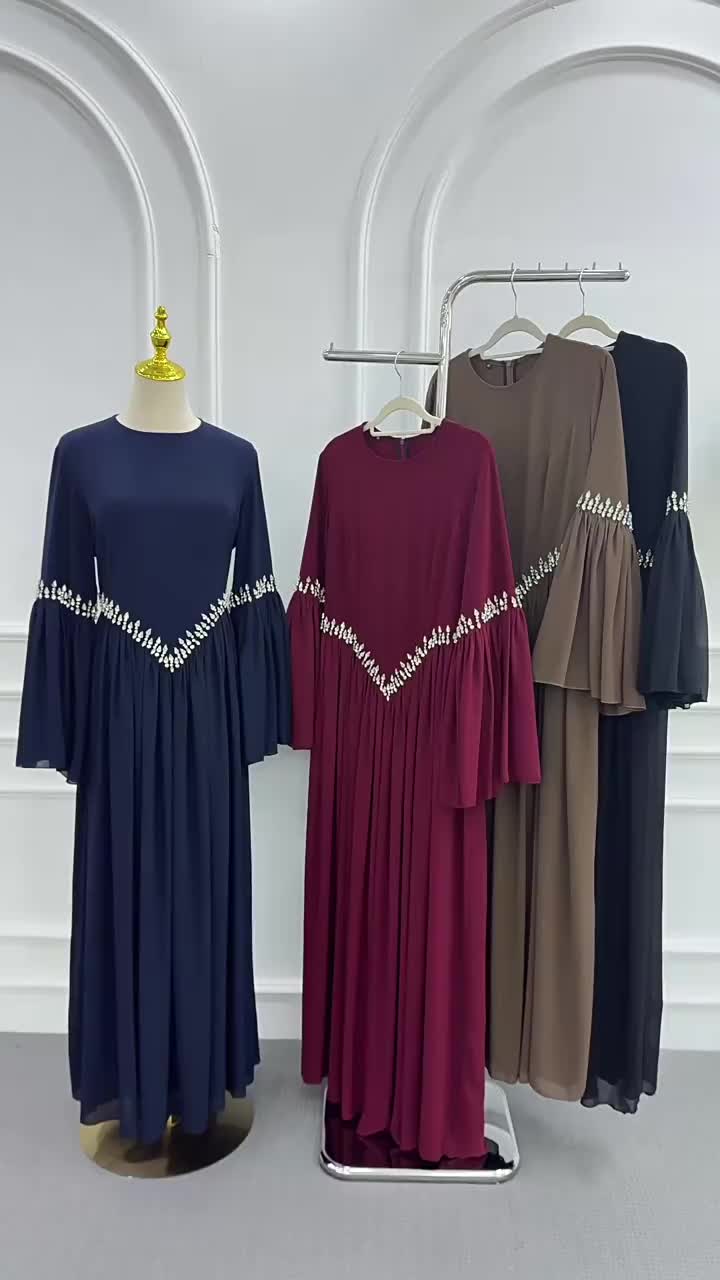 عباية فاخرة مزينة بحجر الراين وأكمام واسعة